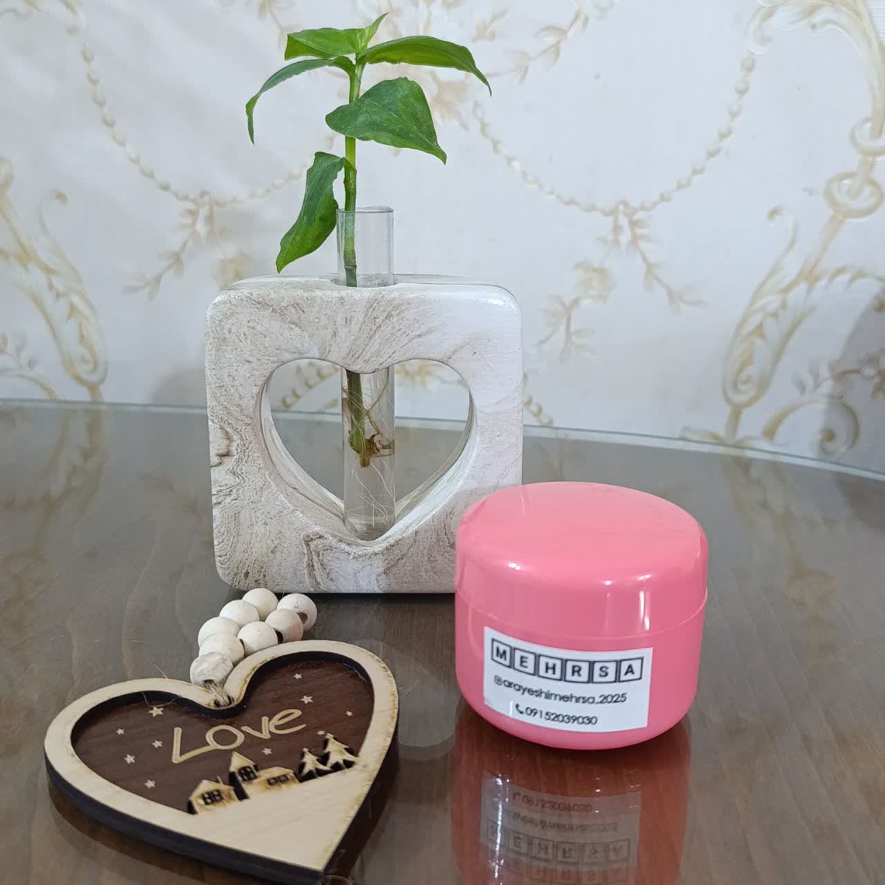 کرم مرطوب کننده و آبرسان کاسه ای